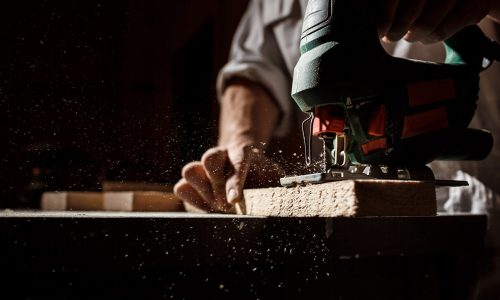 chiuda-sulla-foto-del-taglio-del-legno-con-la-sega-a-catena_176420-4784
