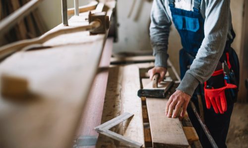 concetto-di-carpenteria-con-il-lavoro-dell-uomo_23-2147773337