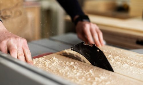 uomo-che-lavora-in-un-laboratorio-di-incisione-su-legno_23-2149185405